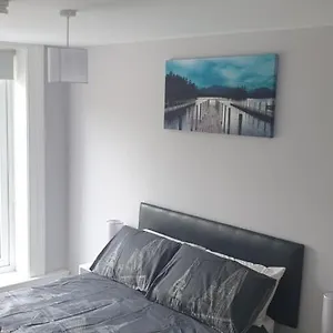 Modern 2 Bed With Parking Apartment