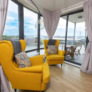 Stunning Views And Side-belfast City-2 Bedroom-5 Guests-wifi & Parking Apartment