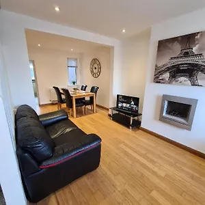 Modern Two Bedroom House Close To Centre Holiday home